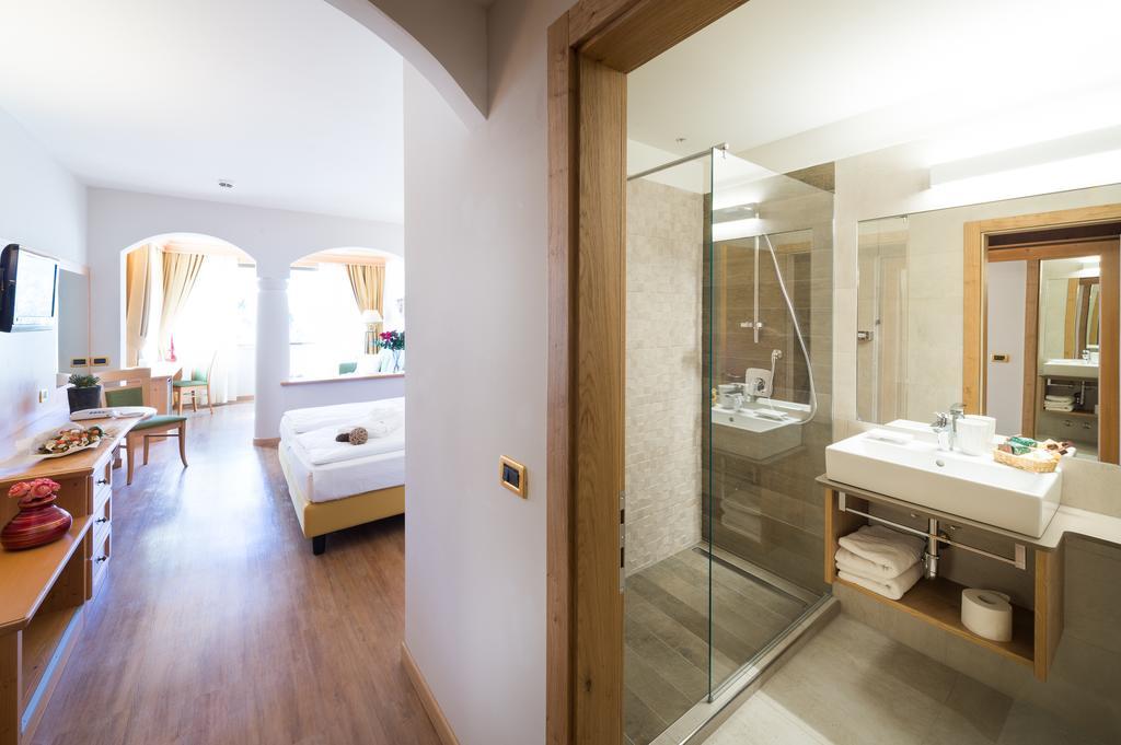 Hotel Ambassador Levico Terme Luaran gambar