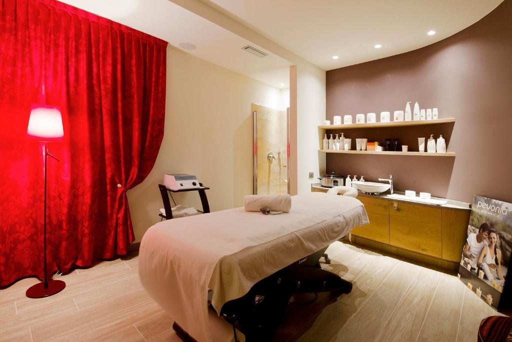 Hotel Ambassador Levico Terme Luaran gambar
