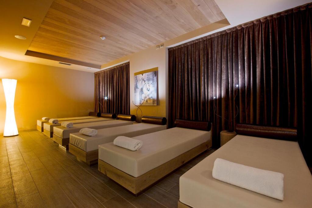 Hotel Ambassador Levico Terme Luaran gambar